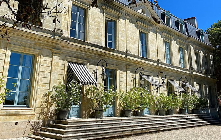 Vue du parc et des extérieurs du domaine