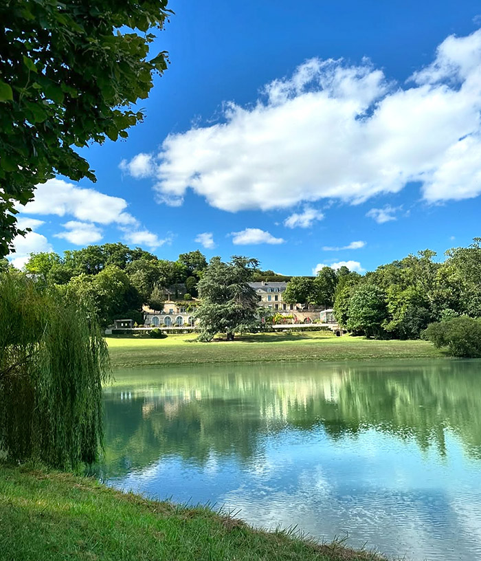 Façade du domaine dans un cadre arboré