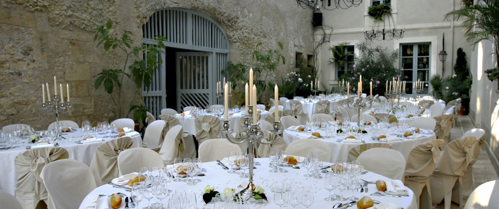 Réception élégante dans la cour du domaine